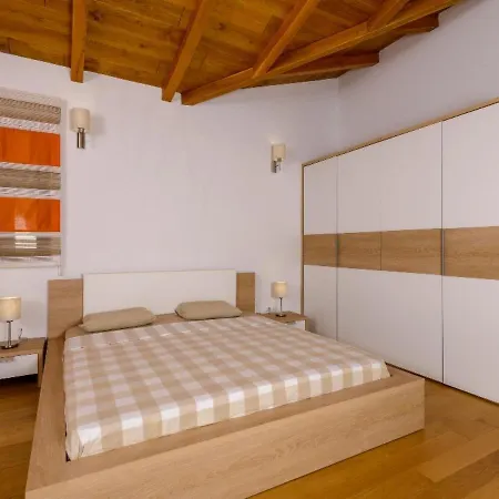 Centovi Dvori * Mali Drvenik
